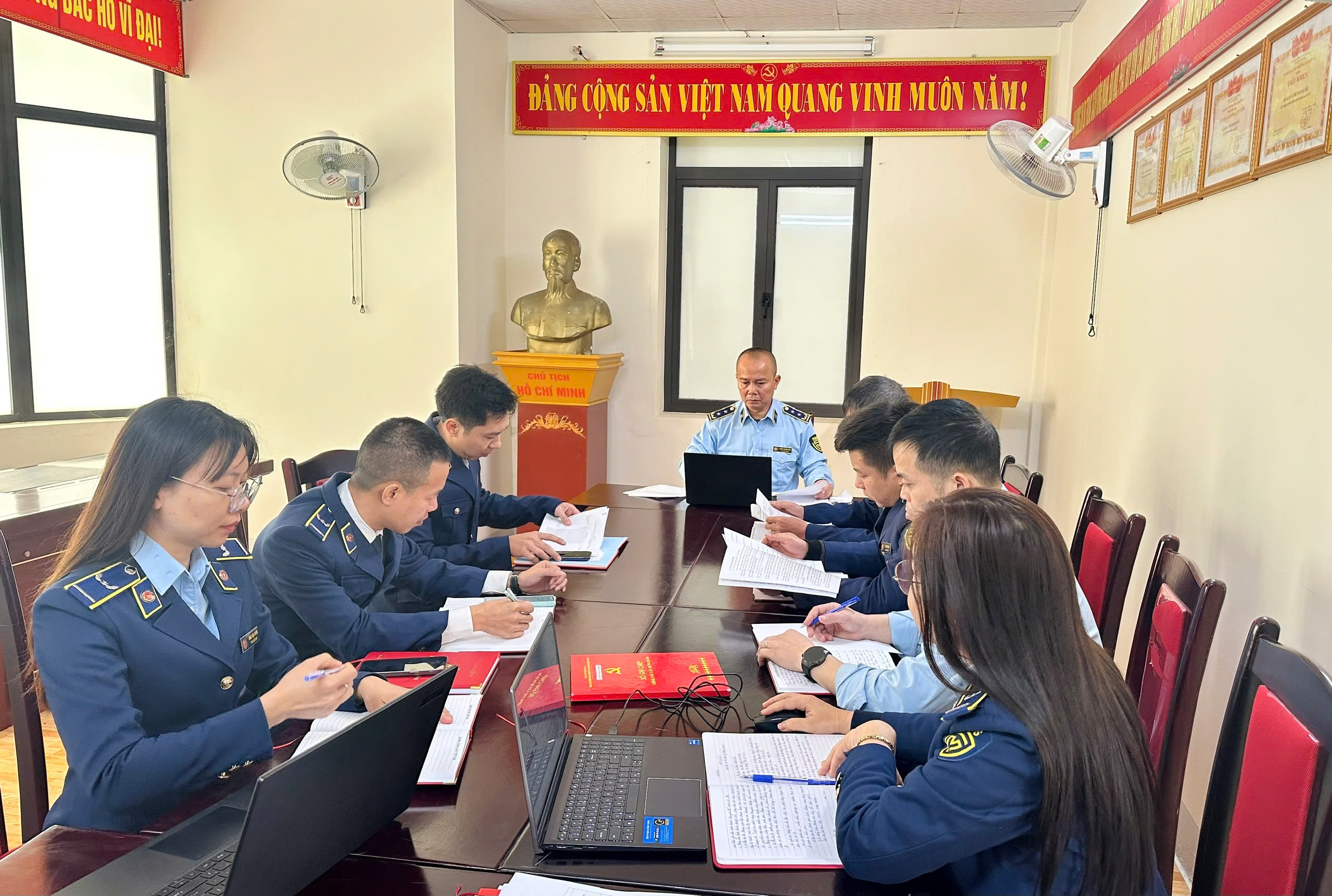 Chi bộ Đội Quản lý thị trường số 5 tổ chức sinh hoạt chuyên đề “Đảng viên tiên phong học tập kỹ năng số”